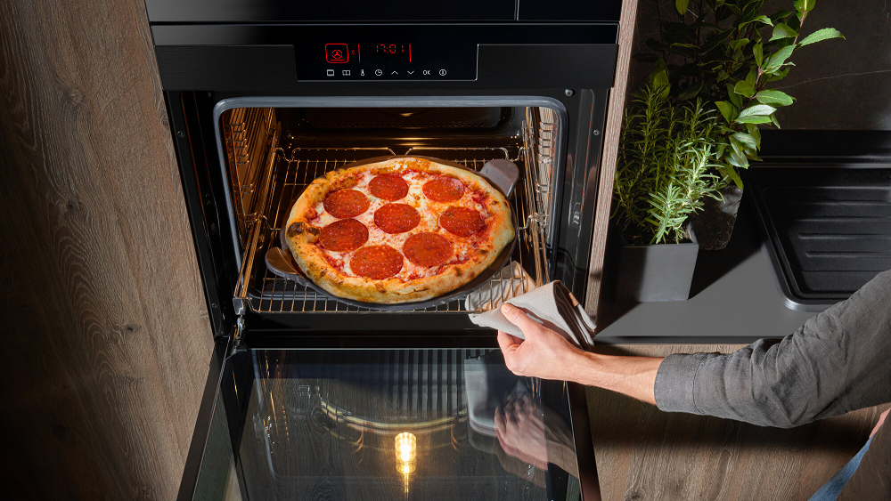 Pieczenie pizzy w piekarniku parowym. Sprawdź, jakie to proste!