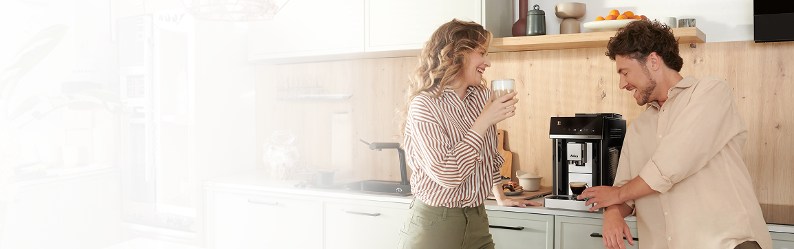 kobieta i mężczyzna szykują kawę w ekspresie