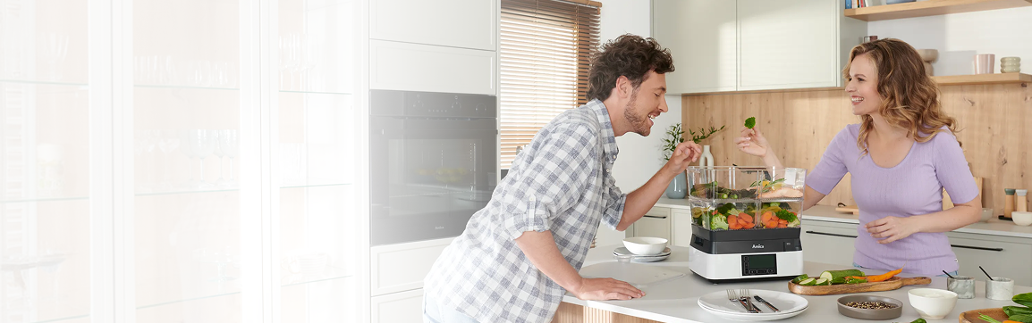 Kobieta i mężczyzna próbuje jedzenia przygotowanego w parowarze