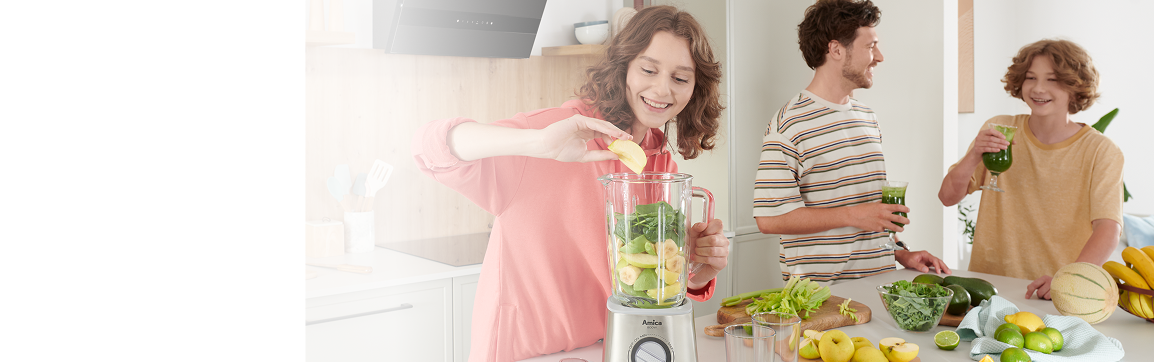 Rodzina szykuje koktajl owocowy w blenderze  kielichowym