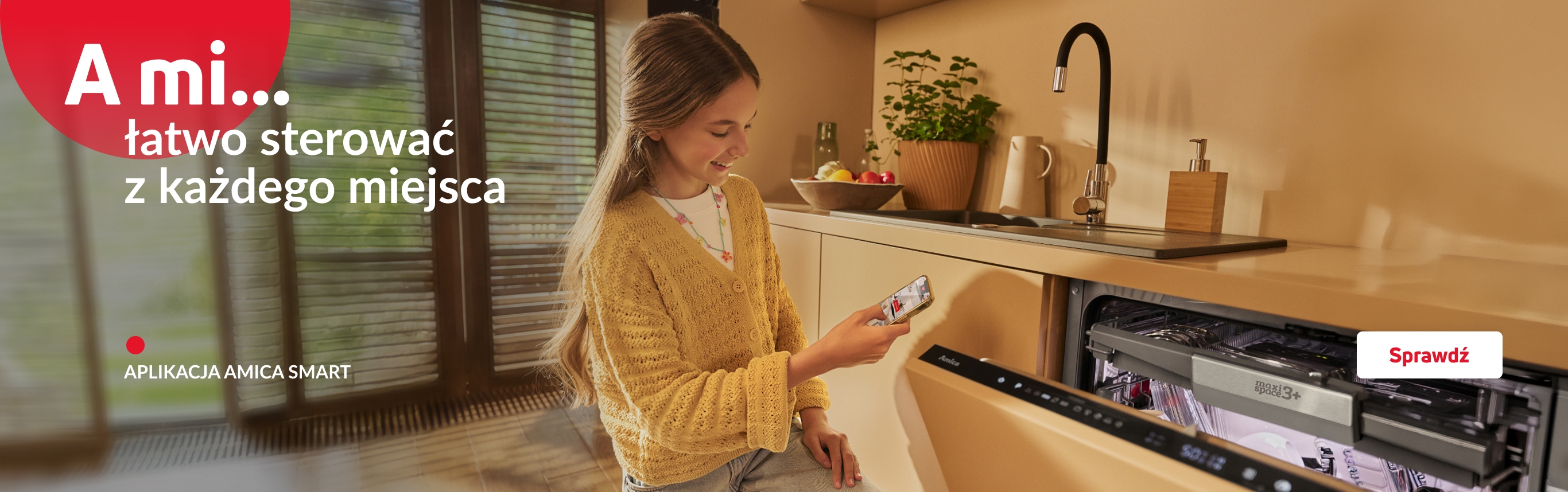 dziewczyna steruje zmywarką z aplikacji w telefonie