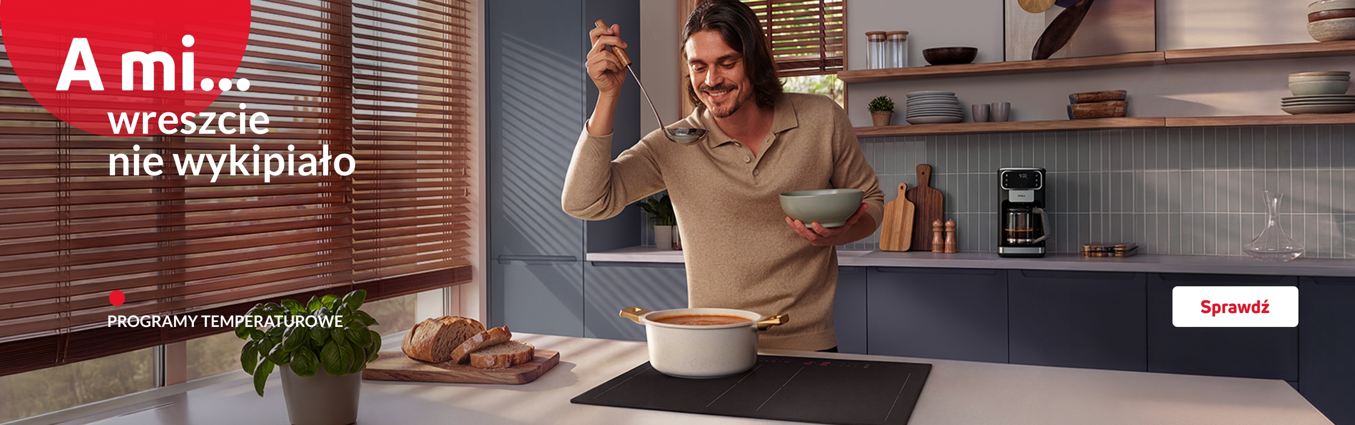 Mężczyzna pr&oacute;buje zupy ugotowanej na płycie indukcyjnej