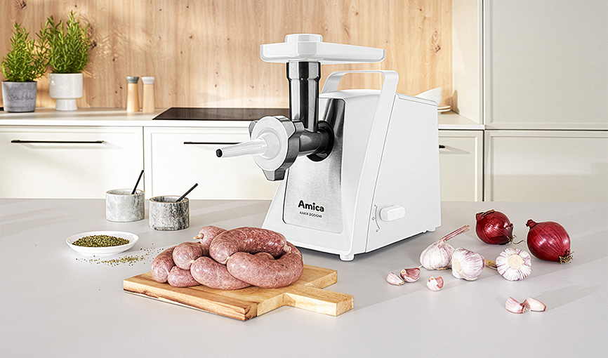 maszynka do mielenia i kiełbasy na desce