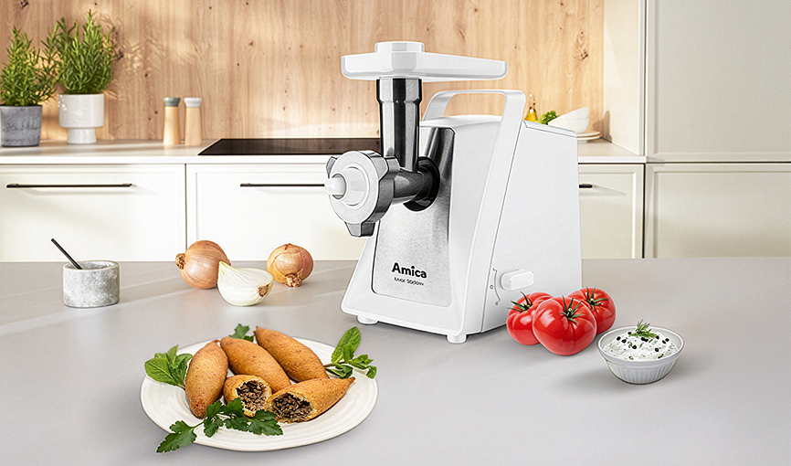 Maszynka do mielenia i kebbe na talerzu