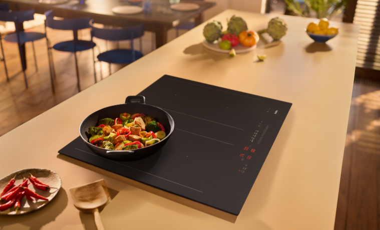 danie na patelni na matowej płycie indukcyjnej