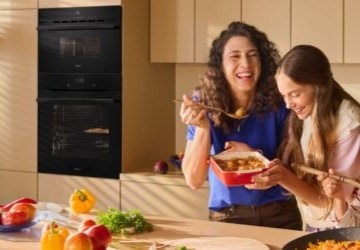 Mama i córka  gotują w kuchni