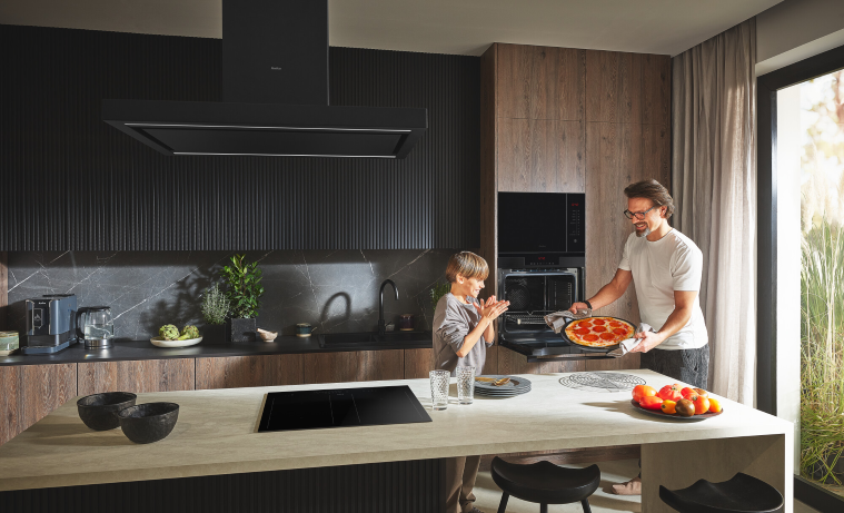 tata z synem wyjmują pizzę z piekarnika