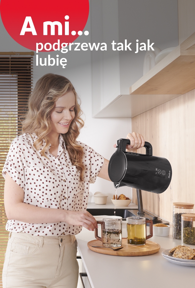 Kobieta zalewa herbatę wodą z czajnika. A mi podgrzewa tak jak lubię.