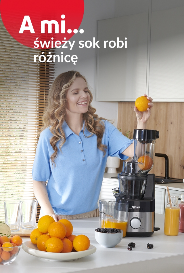 Kobieta wyciska sok z pomarańczy w wyciskarce