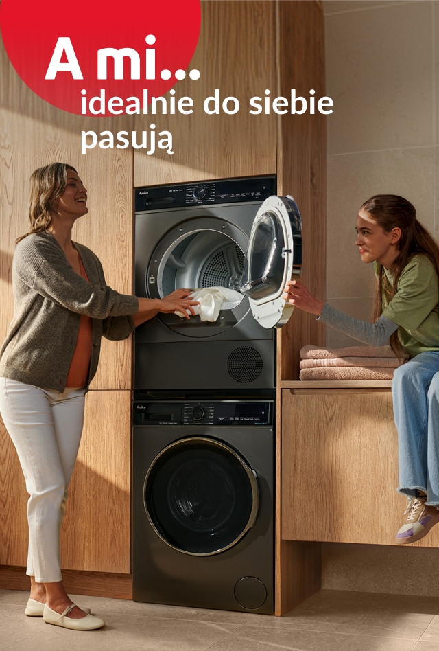 Mama z c&oacute;rką pakują pranie do suszarki. A mi idealnie do siebie pasują.