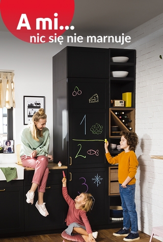 A mi nic się nie marnuje. Mama z dziećmi w kuchni z lodówką do zabudowy.
