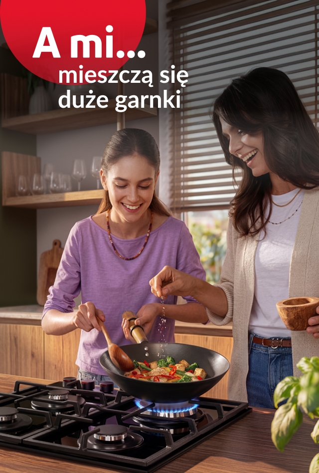A mi mieszczą się duże garnki. Mama z córką gotują na płycie gazowej.