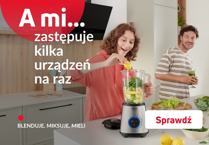 Rodzina szykuje koktajl w blenderze kielichowym
