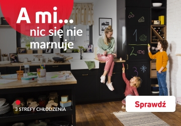 A mi nic się nie marnuje, mama z dziećmi przy lodówce do zabudowy