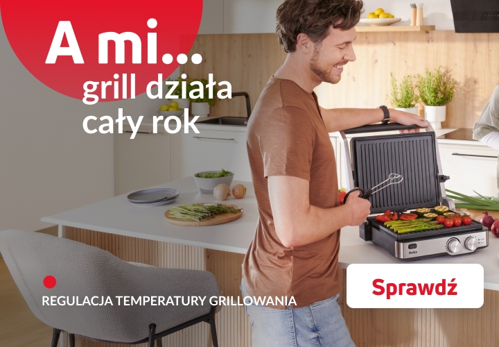 Mężczyzna szykuje posiłek w opiekaczu