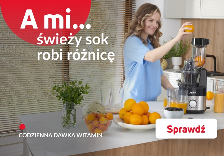 kobieta wyciska sok z pomarańczy w wyciskarce