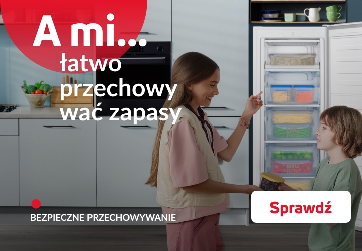 A mi łatwo przechowywać zapasy, rodzeństwo stoi przy otwartej zamrażarce