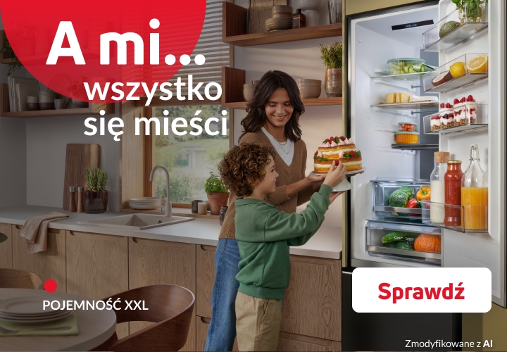 Mama z synem wkładają tort do lodówki