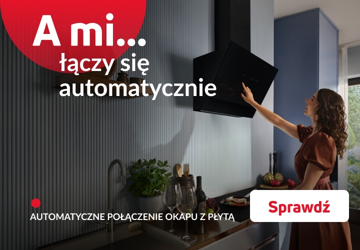 A mi łączy się automatycznie. Kobieta włącza okap.
