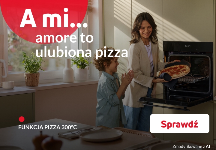 Mama z synem i córką wyjmują pizzę z piekarnika