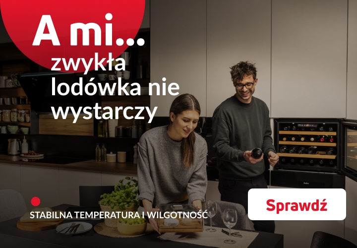Kobieta i mężczyzna w kuchni, mężczyzna wybiera wino z winiarki.