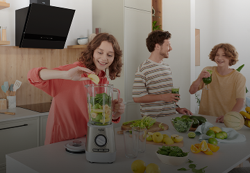 Rodzina szykuje koktajl owocowy w blenderze  kielichowym