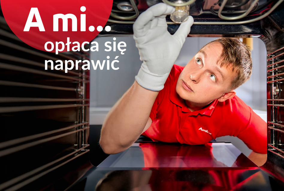 A mi opłaca się naprawić. Serwisant wymienia żar&oacute;wkę w piekarniku.