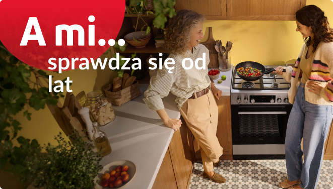 A mi sprawdza się od lat. Dwie kobiety stoją przy kuchni wolnostojącej.