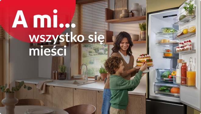 A mi wszystko się mieści. Mama z synek wkładają tort do lodówki.
