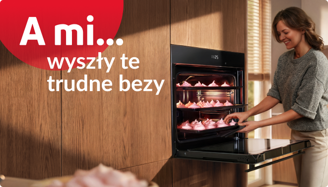 A mi wyszły te trudne bezy. Kobieta wyjmuje różowe bezy z piekarnika.