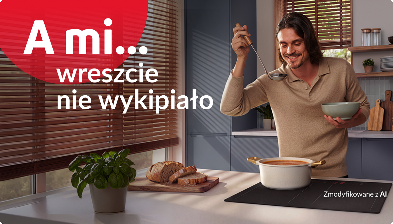 A mi wreszcie nie wykipiało. Mężczyzna gotuje zupę pomidorową na płycie indukcyjnej.