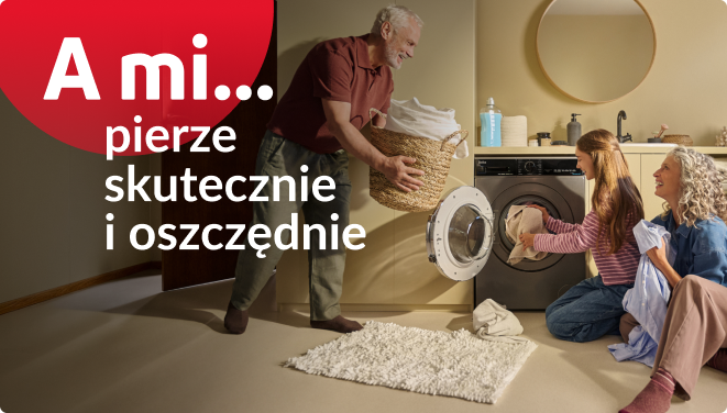 A mi pierze skutecznie i oszczędnie . Rodzina pakuje rzeczy do pralki.