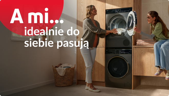 A mi idealnie do siebie pasują. Mama z córką pakują rzeczy do suszarki.