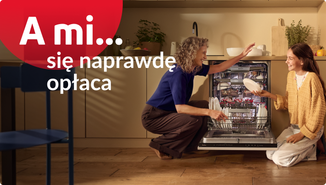 A mi się naprawdę opłaca. Mama z córką wypakowują naczynia ze zmywarki.
