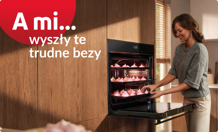 Kobieta wyjmuje r&oacute;żowe bezy z piekarnika