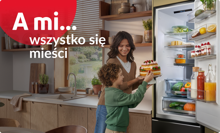 A mi wszystko się mieści. Mama z synem wkładają tort do lodówki.