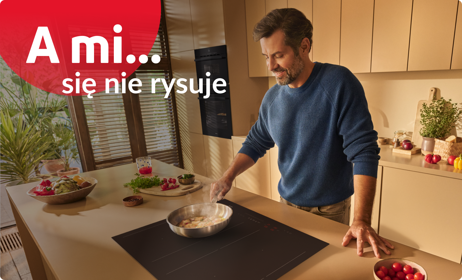 Mężczyzna gotuje obiad na płycie indukcyjnej A mi się nie rysuje