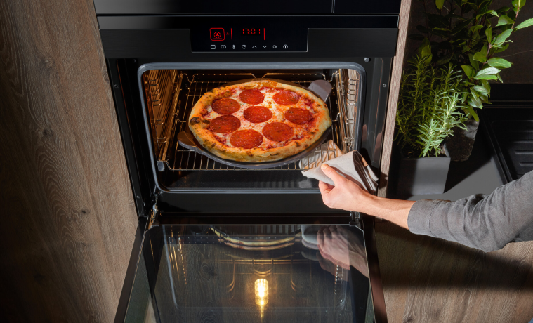 Pizza wyciągana z piekarnika