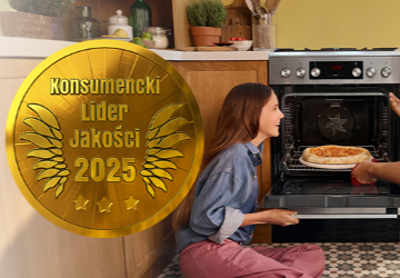 tata z córką wyjmują pizze z kuchni wolnostojącej  logo Konsumencki Lider Jakości 2025