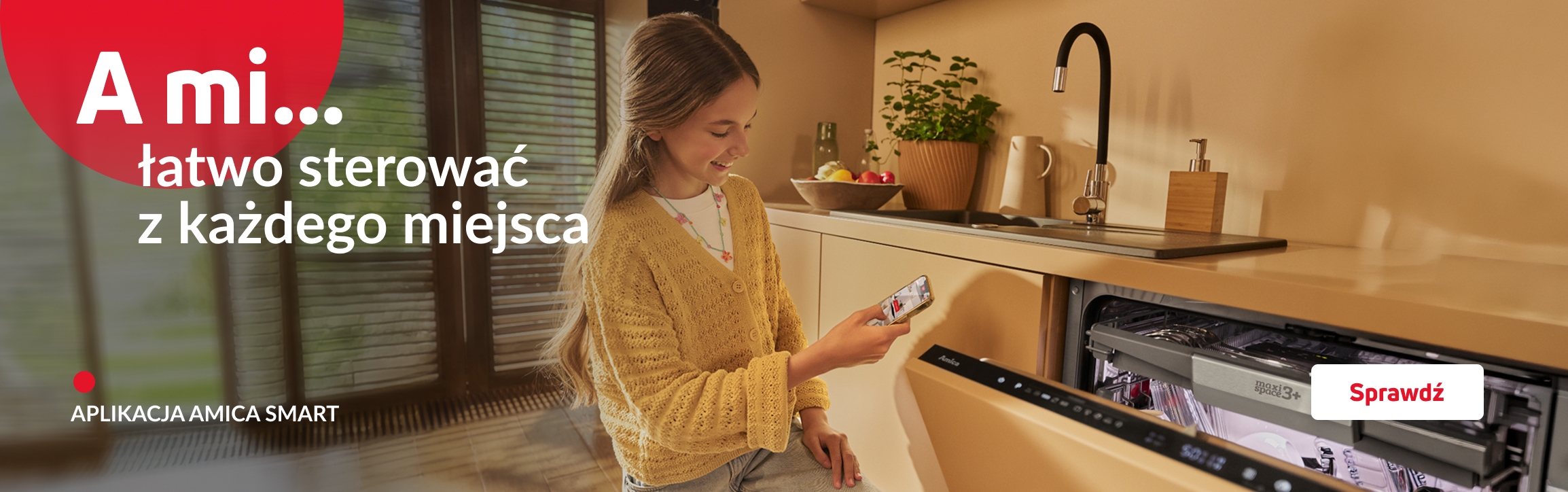 Dziewczyna steruje zmywarką z aplikacji w telefonie