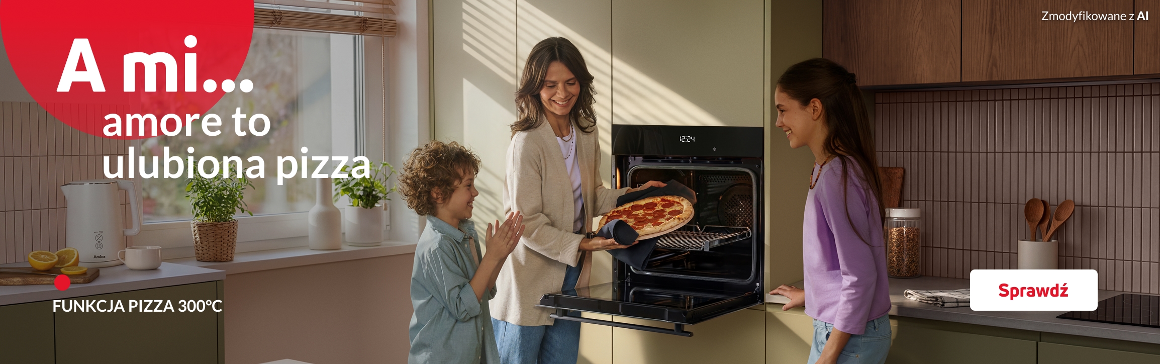 Mama z synem i córką wyjmują pizzę z piekarnika