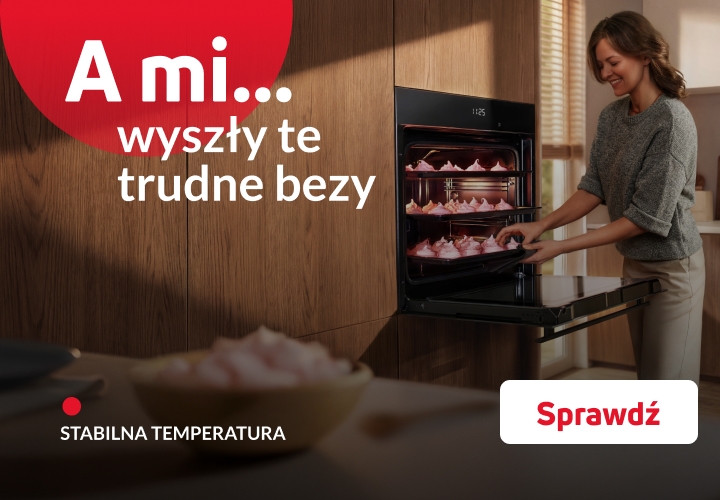 Kobieta wyjmuje różowe bezy z piekarnika