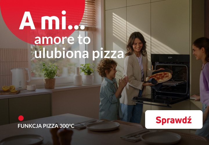 Mama z synem i córka wyciągają pizzę z piekarnika