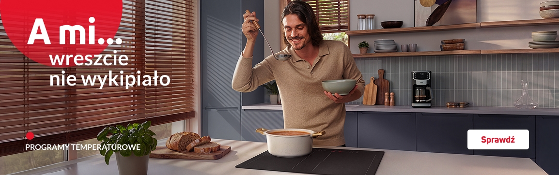 Mężczyzna próbuje zupy ugotowanej na płycie indukcyjnej