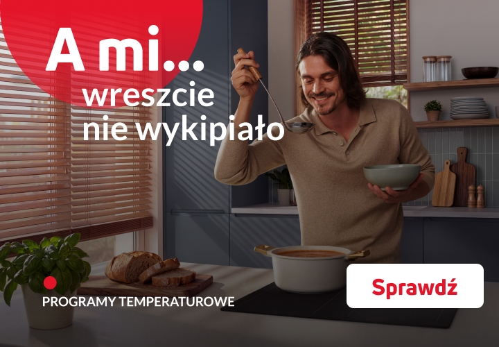 Mężczyzna próbuje zupy ugotowanej na płycie indukcyjnej