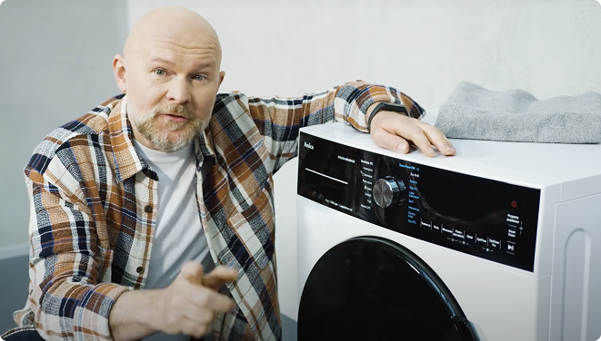 Mężczyzna przy pralce Amica