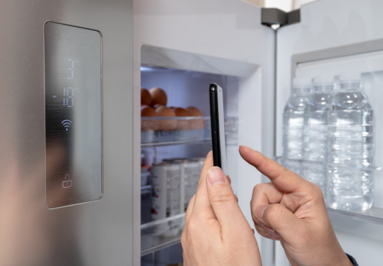 otwarta lod&oacute;wka, sterowana smartfonem