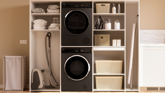 Pomieszczenie gospodarcze, pralka i suszarka są ustawione jeden na drugim.