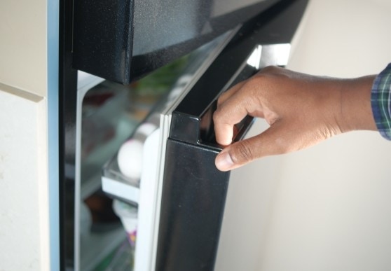 otwieranie drzwi lod&oacute;wki