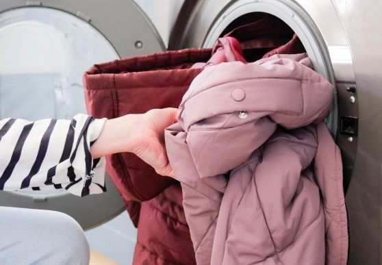 dwie kurtki wsadzane do suszarki